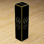 Boite Cadeau Pour Bouteille De Vin Élégante boîte à vin en or et en argent Laurel Wre<br><div class="desc">Design élégant,  simple et monogrammé étiquette de vin. Couronne de laurier or et argent avec un monogramme personnalisable. Arrière - plan changeable en noir et modèle de texte personnalisable.</div>