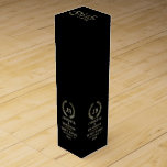 Boite Cadeau Pour Bouteille De Vin Elégante couronne or et argent Laurel<br><div class="desc">Design élégant,  simple,  monogrammé étiquette de vin. Couronne de laurier or et argent avec un monogramme personnalisable. Arrière - plan changeable en noir et modèle de texte personnalisable.</div>