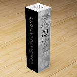 Boite Cadeau Pour Bouteille De Vin Élégante fête du 10e anniversaire du Mariage de Ti<br><div class="desc">Ajoutez une touche spéciale aux célébrations du 10e anniversaire de mariage avec cette boîte à vin commémorative! Elégant serif noir et sans serif lettrage avec des confettis hexagonaux sur un arrière - plan en étain ajouter une touche mémorable pour cette occasion spéciale et jalon. Customisez avec les noms du couple...</div>