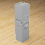 Boite Cadeau Pour Bouteille De Vin Étamez la 10ème boîte à vin de photo de coeur<br><div class="desc">Vin de cadeau d'anniversaire de bidon ou boîte de spiritueux. Bel effet piqué de coeur de bidon sur une couleur gris-clair avec le 10ème emballage de boîte à vin d'anniversaire de mariage de modèle photo. Customisez avec votre propres nom de destinataires ou petits groupes et photo de parents. La 10ème...</div>