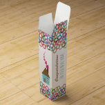 Boite Cadeau Pour Bouteille De Vin Félicitations Pour Votre Nouvelle Maison<br><div class="desc">Cette nouvelle boîte à vin de propriétaire de maison présente le graphique d'une jolie petite maison aux coeurs roses flottant dans la cheminée, accentuée d'un motif circulaire multicolore sur le dessus et le bas. Texte personnalisable sur les côtés gauche et droit de la boîte : Félicitations pour VOTRE NOUVELLE MAISON....</div>