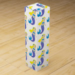 Boite Cadeau Pour Bouteille De Vin Fête d'anniversaire de la Sirène de natation<br><div class="desc">Le design présente une illustration originale d'une fille de sirène blonde nageant, avec une tenue bleu vif et une queue violette. Idéal pour faire un peu d'éclat à un anniversaire ou une fête de piscine ! Ne vois-tu pas ce que tu cherches ? Vous avez besoin d'aide pour la personnalisation...</div>
