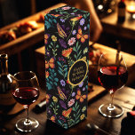 Boite Cadeau Pour Bouteille De Vin Fleurs d'art populaire et papillons Personnalisé<br><div class="desc">Fleurs d'art populaire et papillons sur un arrière - plan noir avec votre texte.</div>