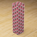 Boite Cadeau Pour Bouteille De Vin Fruits de fraises rouges juteuses roses Imprimer<br><div class="desc">Le design présente une illustration originale de rangées de fraises juteuses et rouges sur un arrière - plan rose. Idéal pour une fête d'anniversaire ou une autre fête "sucrée", ou pour votre amateur de fraises ou de gourmandise préféré ! Cette empreinte de fraises est également disponible sur d'autres produits. Ne...</div>