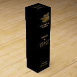 Boite Cadeau Pour Bouteille De Vin Happy Crown Black and Gold Bachelor Party<br><div class="desc">Idée de Bachelor Party la plus froide,  Contre un arrière - plan sombre,  une forme paramétrique complexe et abstraite en or chatoyant semble danser et sauter avec plaisir avec énergie et élégance vibrantes.</div>