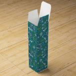 Boite Cadeau Pour Bouteille De Vin Jardin de printemps Fête des Mères Bleu pourpre bl<br><div class="desc">Profitez de ce charmant motif de jardin victorien. Ce design vintage dispose d'un beau jardin de printemps avec des fleurs sauvages bleus, violets et blancs qui fleurissent dans un champ avec un arrière - plan bleu et vert. Le subtil jeu de couleurs fonctionne bien avec un mariage de style vintage...</div>