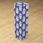 Boite Cadeau Pour Bouteille De Vin Joyeux Anniversaire Bleu Cupcake Sprinkles Frostin<br><div class="desc">Parfait pour toute fête d'anniversaire ou célébration ! Le design présente une illustration originale d'un cupcake d'anniversaire au chocolat avec glaçage, arrosage et bougie, dans un emballage bleu de cupcake. Joyeux anniversaire ! Cette illustration est également disponible sur d'autres produits, y compris la coordination des produits de fête d'anniversaire et...</div>
