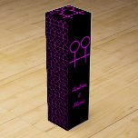 Boite Cadeau Pour Bouteille De Vin Les amoureux lesbiennes Boîte à cadeau de vin pers<br><div class="desc">Cette magnifique boîte à vin est conçue pour les lesbiennes. Il comporte deux symboles féminins roses côte à côte. L'arrière - plan est noir et il y a du texte rose personnalisable à l'intérieur de chacun des symboles pour mettre des noms. Les noms du couple peuvent également être mis sur...</div>