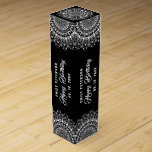 Boite Cadeau Pour Bouteille De Vin Mandala blanc sur l'Arrière - plan des Damas noire<br><div class="desc">Mandala blanc orné sur un arrière - plan monochromatique noir et gris foncé. Texte personnalisable dans un anniversaire de couleur blanche assorti.</div>