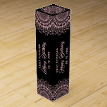 Boite Cadeau Pour Bouteille De Vin Mandala rose pâle sur Arrière - plan Damas noir<br><div class="desc">Mandala rose pâle sur un arrière - plan monochromatique noir et gris foncé. Texte personnalisable dans un anniversaire de couleur rose pâle assorti.</div>