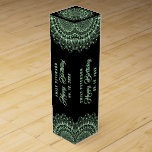 Boite Cadeau Pour Bouteille De Vin Mandala vert sur l'Arrière - plan des Damas noires<br><div class="desc">Mandala vert pâle orné sur un arrière - plan monochromatique noir et gris foncé. Texte personnalisable dans un anniversaire de couleur verte correspondant.</div>