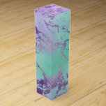 Boite Cadeau Pour Bouteille De Vin Marbre chic | Lavande violet et vert menthe<br><div class="desc">dégradé de marbre à l'aquarelle tendance dans un bleu turquoise vibrant, vert menthe et vert lavande violet d'inspiration sirène ombre. Ce dégradé féminin peint à la main ajoute une parfaite couleur pop. De la collection "Modern Watercolor Marbles", ce design présente des tourbillons fluides abstraits créant un motif cool accentué par...</div>