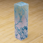 Boite Cadeau Pour Bouteille De Vin Marbre Iridescente | Tendance Faux Holo bleu rose<br><div class="desc">Luxueuse texture d'hologramme en marbre d'iridescence muet dans un bleu foncé, vert menthe, rose et violet lavande à l'ombre métallique. Ce dégradé féminin peint à la main ajoute une parfaite couleur pop. De la collection "Modern Watercolor Marbles", ce design présente des tourbillons fluides abstraits créant un motif cool accentué par...</div>
