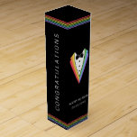 Boite Cadeau Pour Bouteille De Vin Mariage Gay pride de Black Rainbow Groomsmen<br><div class="desc">Boite à vin Gay pride Black Rainbow Groomsmen - facile à customiser avec les noms et la date mariage</div>