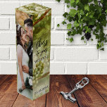 Boite Cadeau Pour Bouteille De Vin Mariage Photo Félicitations Boîte à cadeaux de vin<br><div class="desc">Élégante boîte cadeau vin avec votre propre photo personnalisée. L'arrière - plan est un dessin rétro de raisin blanc qui peut être mis à l'échelle ou pivoté si vous le souhaitez. Nice comme une faveur de mariage,  cadeau d'anniversaire ou pour toute autre occasion.</div>