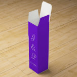 Boite Cadeau Pour Bouteille De Vin Mariage violet blanc de monogramme<br><div class="desc">Boîtes de faveur violette et blanche pour mariage pour vos invités de réception. Personnalisez les initiales et la date du Mariage monogrammé de la mariée et des mariées en texte blanc. Conception par TamiraZDesigns.</div>