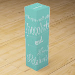 Boite Cadeau Pour Bouteille De Vin Mariée & Co Chocolat & Dégustation de vins<br><div class="desc">Vous aimerez cette boîte à vin fabuleuse, conçue pour correspondre à votre thème de fête, elle fera le cadeau parfait à vos invités de fête. Cette boîte contiendra votre bouteille de vin préférée et fera votre cadeau donnant plus de plaisir! Faites un cadeau amusant pour le réchauffement de la maison...</div>