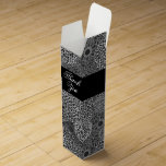 Boite Cadeau Pour Bouteille De Vin Modèle floral moderne et tendance<br><div class="desc">Un motif floral moderne et audacieux dans les tons noir, blanc et gris. Élégante et classe, cette boîte à vin est un choix idéal pour de nombreuses occasions - anniversaires, douches nuptiales, mariages, anniversaires, félicitations, merci et plus encore. Modifiez le texte pour convenir à votre occasion. Pour modifier les polices...</div>