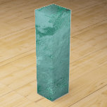 Boite Cadeau Pour Bouteille De Vin Molten Jade | Marbre de luxe Emerald Green<br><div class="desc">#abstractart Sophistiqué moderne contemporain moderne riche et vibrant vert émeraude teinte de bijou vert émeraude marbre abstrait. Cette aquarelle peinte à la main et à gradient moyen mixte présente des tourbillons abstraits de fluide créant un motif cool accentué par des veines de parties scintillant pour la texture qui ajoute la...</div>