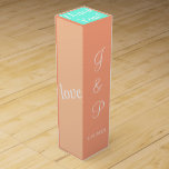 Boite Cadeau Pour Bouteille De Vin Monogramme Cantaloupe Fruit Couleurs Mariage Vin B<br><div class="desc">Une réception de mariage assez amusante avec Amour écrit en blanc sur les côtés gauche et droit. Fruits frais d'été, couleurs inspirées du cantaloupe, pêche, miel. Personnalisez les Initiales Monogrammes et les Pièces de mariée et de mariée et la Date Mariage en texte blanc sur le devant. Le Merci est...</div>