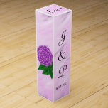 Boite Cadeau Pour Bouteille De Vin Monogramme de lavage à l'aquarelle violette<br><div class="desc">Fleur violet avec feuilles verts contre un arrière - plan violet blanc d'aquarelle violet sur trois côtés. Personnalisez les initiales et la date du Mariage monogrammé de la mariée et des mariées en texte noir. L'amour est écrit dans un joli script noir sur le dessus. Oeuvre originale Design par TamiraZDesigns....</div>