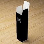 Boite Cadeau Pour Bouteille De Vin Monogramme et nom personnalisés<br><div class="desc">Monogramme personnalisé et cadeaux de nom avec monogramme personnalisé et nom dans le style de police serif classique.

Parfait comme cadeaux de fête des pères pour papa,  cadeaux pour grand-père,  mari,  marié,  meilleur homme,  groomsmen et plus.</div>