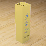 Boite Cadeau Pour Bouteille De Vin Monogramme Mellow Yellow Mariage Wine Box<br><div class="desc">Des ballotins de vin mariage arrière - plan, d'un jaune assez moelleux, pour les clients de la réception. Utilisez-les pour les bouteilles de vin ou de champagne cachées à l'intérieur, pour les fêtes d'anniversaire ou autres occasions spéciales. Personnalisez avec les Initiales Monogrammes de l'Épouse et de la pièce et la...</div>