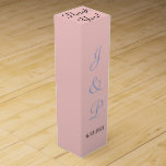 Boite Cadeau Pour Bouteille De Vin Monogramme Rose Bleu Pastel Monogram<br><div class="desc">Joli rose doux et pastels bleus pour personnaliser avec les Initiales Monogrammes de Mariée et de Groom et Date du Mariage. Top of box a le Merci de libellé écrit en écriture noire. Designs originaux de TamiraZDesigns.</div>