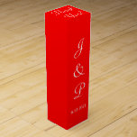 Boite Cadeau Pour Bouteille De Vin Monogramme Rouge Blanc Mariage Vin Box<br><div class="desc">Des ballotins de vin mariage monogrammed rouge vif romantique pour vos invités de réception. Personnalisez avec les initiales et la date du Mariage de l'épouse et des pièces de prénom en texte blanc. Le Merci est écrit en écriture blanche sur le dessus de la boîte. Utilisez-les pour les bouteilles de...</div>