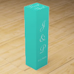 Boite Cadeau Pour Bouteille De Vin Monogramme Turquoise Blanc Mariage Vin Box<br><div class="desc">Un joli mariage bleu turquoise pour votre mariage nuptial et les invités de réception. Personnalisez avec les initiales et la date du Mariage de l'épouse et des pièces de prénom en texte blanc. Le Merci est écrit en écriture blanche sur le dessus de la boîte. Dessins de TamiraZDesigns.</div>