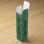 Boite Cadeau Pour Bouteille De Vin Palmier tropical vert et or motif feuille<br><div class="desc">Motif de palmiers tropicaux vert et or avec texte personnalisable en noir-Happy 40e anniversaire sur deux côtés et nom de personne sur deux autres côtés. monogramme à deux lettres sur le côté supérieur de la boîte à vin.</div>