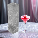 Boite Cadeau Pour Bouteille De Vin Parties scintillant Faux Argent Cadeau Vin personn<br><div class="desc">Faites de votre cadeau un cadeau spécial grâce à cette élégante parties scintillant en argent personnalisée boîte cadeau vin. Conçue avec un effet de parties scintillant argent chatoyant et personnalisable avec un nom, cette boîte à vin est parfaite pour les mariages, les douches nuptiales, les anniversaires, ou toute célébration formelle....</div>