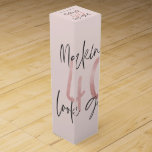 Boite Cadeau Pour Bouteille De Vin parties scintillant rose fille, 40e anniversaire m<br><div class="desc">parties scintillant rose fille design moderne et design 40e anniversaire. Conception monochrome de texte de script moderne. Partie d'une collection.</div>