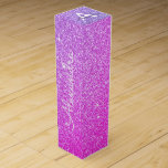 Boite Cadeau Pour Bouteille De Vin Parties scintillant rose pourpre et monogramme éti<br><div class="desc">Parties scintillant Ombre Faux violet et rose et boîte à vin épatante. Cette boîte cadeau de vin peut être customisée pour inclure votre nom initial et prénom et fait une grande fête d'anniversaire,  anniversaire,  fête de bachelorette,  cadeau de douche nuptiale.</div>