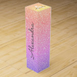 Boite Cadeau Pour Bouteille De Vin Parties scintillant rose pourpre et monogramme éti<br><div class="desc">Gold,  Purple et Rose Rainbow Pastel Ombre Faux Parties scintillant et Sparkle Elegant Vin boîte cadeau. Cette boîte cadeau de vin peut être customisée pour inclure votre nom initial et prénom et fait une grande fête d'anniversaire,  anniversaire,  fête de bachelorette,  cadeau de douche nuptiale.</div>