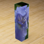 Boite Cadeau Pour Bouteille De Vin Périwinkle Iris Monogrammed Wedding Faveurs<br><div class="desc">Un joli gros plan de fleur d'iris périwinkle avec des feuilles verts sera belle sur votre boîte à vin de réception de mariage pour tenir vos faveurs vin ou champagne (ou pour un autre événement). Personnalisez avec les initiales de prénom de la mariée et de la chambre et la date...</div>