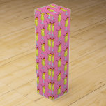Boite Cadeau Pour Bouteille De Vin Pina Piña Colada Puerto Rican Pineapple Cocktail<br><div class="desc">Le design présente une illustration originale d'une piña colada, un cocktail tropical populaire à Porto Rico, composé de rhum, d'ananas et de noix de coco. Coupé avec une cerise de maraschino et un parapluie de boisson en papier pour un régal spécial ! Ce mélange de boisson de la pina colada...</div>