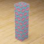 Boite Cadeau Pour Bouteille De Vin Pink Donut Doughnut Anniversaire Fête Petit déjeun<br><div class="desc">Le design présente une illustration originale d'un beigne dépoli rose avec des arroses, avec des accents de bleu rose et turquoise. Idéal pour un baby shower, une fête d'anniversaire, un petit-déjeuner ou un brunch. Ne vois-tu pas ce que tu cherches ? Vous avez besoin d'aide pour la personnalisation ? Contactez...</div>