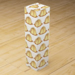 Boite Cadeau Pour Bouteille De Vin Pommes Dumplings Amish Pennsylvania PA Dutch Food<br><div class="desc">Design présente une illustration originale d'une délicieuse bouchée de pommes, un classique culinaire hollandais et amish de Pennsylvanie, avec des fruits épicés chauds emballés dans de la pâtisserie. Idéal pour une boulangerie, la vente de gâteaux, le verger de pommes, le festival de la récolte ou tout autre événement sur le...</div>