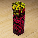 BOITE CADEAU POUR BOUTEILLE DE VIN RIBON BURGUNDY ROUGE, ART NOIR NOUVEAU DAMASK<br><div class="desc">Élégante boîte cadeau jaune or avec pierre rouge rubis 3D vibrante, classe, unique damas Art Nouveau, facilement personnalisable avec votre texte pour vin mariage, cadeau nuptial, 16, baby showers, douches nuptiales, fête d'anniversaire de quinceanera, Bat mitzvah, douches fiançailles romantiques, Noël, vacances, bureau, réunions de famille, fête de la nouvelle année,...</div>