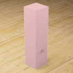 Boite Cadeau Pour Bouteille De Vin Rose pâle rose rose rose rose moderne Nom minimali<br><div class="desc">Une boîte cadeau de vin de nom moderne et simple, personnalisée. Prénom dans un magnifique script moderne, associé à une police de typographie de bloc, sur un arrière - plan élégant et coloré. Facile à customiser le nom et la couleur arrière sol! Parfait cadeau pour toute occasion : mariage, douche...</div>