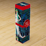 BOITE CADEAU POUR BOUTEILLE DE VIN ROSES ROUGES DANS LA NUIT, MODE DE BEAUTÉ MONOGRAM<br><div class="desc">Design élégant avec sceau de cire rouge et ruban .Vibrant, élégant Art Déco français haute illustration avec une belle dame avec une rose rouge à la main et bleu floral en noir blanc, rouge, aqua bleu, couleurs turquoises .Cool, design moderne et artistique.est parfait pour coiffeur, coiffeur élégant, maquillage théâtral artistes,...</div>