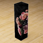 Boite Cadeau Pour Bouteille De Vin Serez-Vous Ma Femme D'Accueil ? Bouquet rose sur n<br><div class="desc">Romantique et humoristique, cette boîte à vin est la façon parfaite de demander à vos meilleurs amis d'être des demoiselles d'honneur dans votre mariage. Le design floral moody présente un bouquet naturel de roses roses blanches et un étonnant ranunculus avec des feuilles vert foncé dans un agencement luxueux sur un...</div>