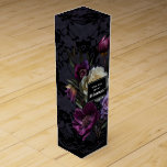 Boite Cadeau Pour Bouteille De Vin Serez-Vous Ma Femme D'Accueil ? Floral pourpre et<br><div class="desc">Gothique et humoristique, cette boîte à vin est la façon parfaite de demander à vos meilleurs amis d'être des demoiselles d'honneur dans votre mariage. Le design floral moody présente un bouquet naturel de fleurs violet foncé et de lavande dans un agencement luxueux sur un arrière - plan de dentelle noir...</div>
