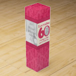 Boite Cadeau Pour Bouteille De Vin Soixantième nom d'anniversaire de cru et boîte de<br><div class="desc">Le ruban rose et crème et le fleur-De-lis ont modelé la boîte-cadeau d'anniversaire de girlie pour le vin, les spiritueux ou les boissons. Lit le cru 1955 de la Lorraine 60 âgé à la perfection, à la personnaliser avec votre propre année vintage nommée de naissance de filles d'anniversaire et trois...</div>