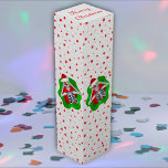 Boite Cadeau Pour Bouteille De Vin Squelette de Noël amusant en forme de bec Étoiles<br><div class="desc">Cette boîte à vin cadeau a un squelette amusant tenant des ornements brillants jusqu'à ses yeux dans une forme éclatante rouge et verte brillante avec un éparpillement de petites étoiles rouges sur un arrière - plan texturé blanc. Customisez votre texte sur le volet supérieur avec le modèle.</div>