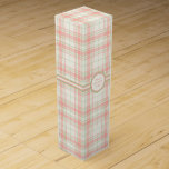 Boite Cadeau Pour Bouteille De Vin Tartan - Sage Green, rose Saumon et ivoire<br><div class="desc">Tartan vert sauge,  rose saumon et ivoire (blanc cassé). Autres couleurs disponibles.</div>