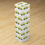 Boite Cadeau Pour Bouteille De Vin Taxi NYC Jaune New York Ville À damiers Imprimer c<br><div class="desc">Le design présente une aquarelle originale illustrant un taxi classique jaune de New York City à damiers taxi. Idéal pour tous ceux qui vivent ou aiment NYC ! Ne vois-tu pas ce que tu cherches ? Vous avez besoin d'aide pour la personnalisation ? Contactez Rebecca pour avoir quelque chose conçu...</div>