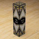 Boite Cadeau Pour Bouteille De Vin Triangle d'or noir Sparkler Art Déco<br><div class="desc">Black Gold Triangle Sparkler Art Déco inspiré Motif Design - Art Déco vintage élégant inspiré en or brillant et noir avec une zone de texte personnalisable doré. Personnalisez-vous pour convenir à votre événement ou produit. Fabriqué avec amour ♥ webgrrl.art</div>