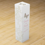 Boite Cadeau Pour Bouteille De Vin Vin mariage personnalisé deux papillons boîte à vi<br><div class="desc">Beau art graphique de deux papillons peint dame avec une queue d'hirondelle avec une boîte à vin mariage tourbée à fleurs. Design mariage moderne partie de l'ensemble papillons mariage stationnaire . Idéal pour donner du vin à vos invités à un mariage en guise de remerciement, pour donner en cadeau à...</div>